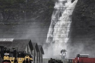 La chute d'eau près de la gare de Biasca a gonflé en raison des fortes pluies qui se sont abattues sur le Tessin.